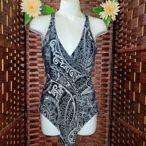 SPEEDO SWIMMING SUITE ONE PICE GOOD CONDITION COLOR BLACK WHITH WHITE